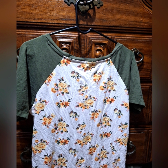 Floral Green and White Women's Top Size 2X - Picture 3 of 3